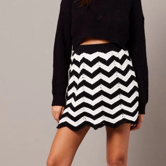 AvA & viv NWT Textured Knit Skirt with Wavy Stripes, Black and White, Size 3X. - Picture 4 of 10